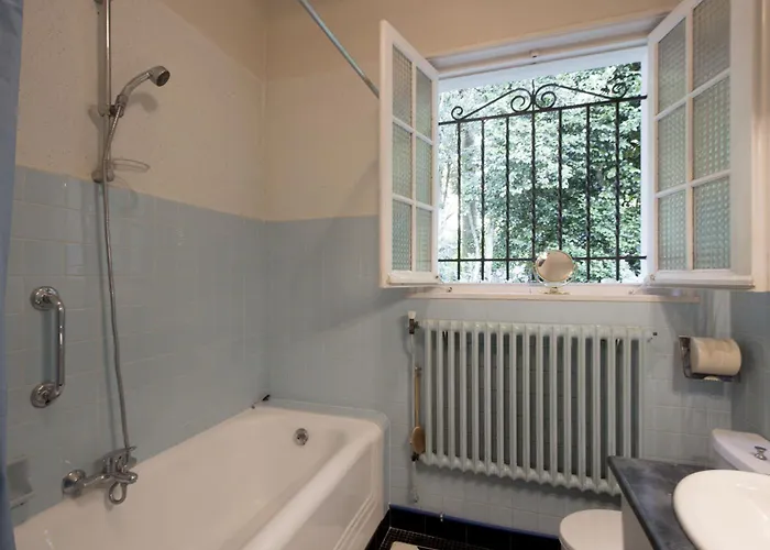 Maison Dans Un Ecrin De Verdure *