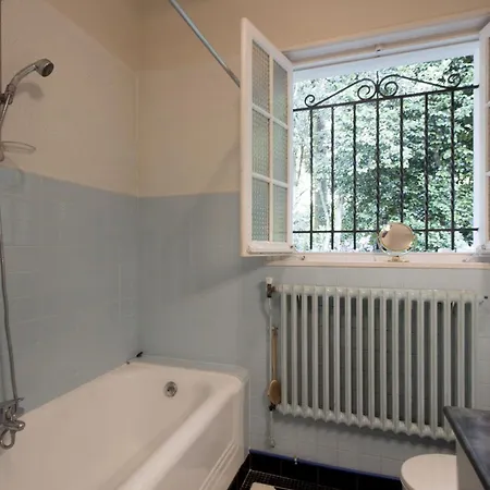 Maison Dans Un Ecrin De Verdure *